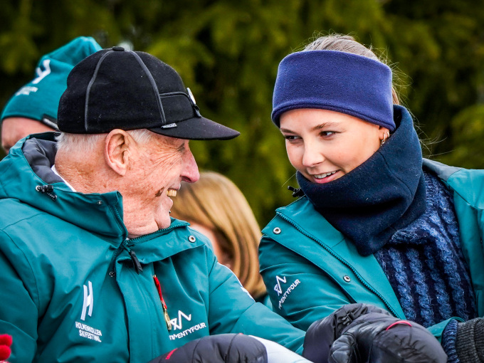Kong Harald og Prinsesse Ingrid Alexandra i Holmenkollen. Foto: Lise Åserud, NTB